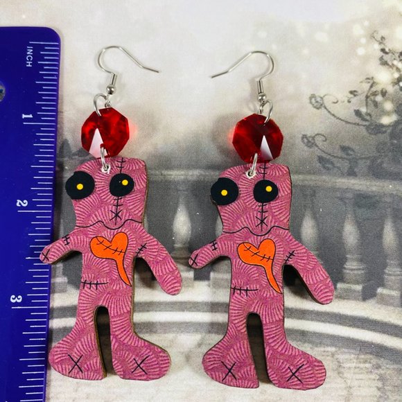 Adorable little pink VooDoo Doll OOAK earrings with red crystals - Picture 3 of 3